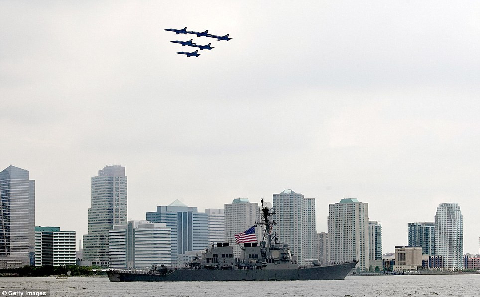  Một đội máy bay biểu diễn chào đón tàu USS Donald Cook của Mỹ