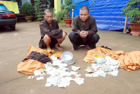 Nguyễn Văn Bình và Trần Văn Dinh cùng tang vật. . Nguyễn Văn Bình và Trần Văn Dinh cùng tang vật.