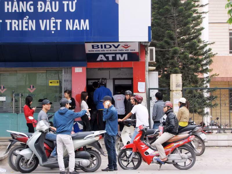 Các cây ATM cạnh trường học thường tập trung nhiều người cùng rút tiền một lúc, rất dễ bị nhìn trộm mã pin