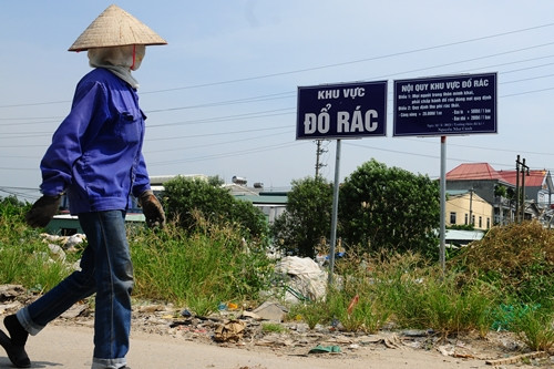 Về làng Khoai (Như Quỳnh, Văn Lâm, Hưng Yên), những tấm biển quy định chỗ đổ rác xuất hiện ngay đầu làng. Nơi đây được coi là trung tâm của nghề tái chế rác ở miền Bắc. Cả làng có khoảng 900 hộ, hầu hết đều làm nghề này