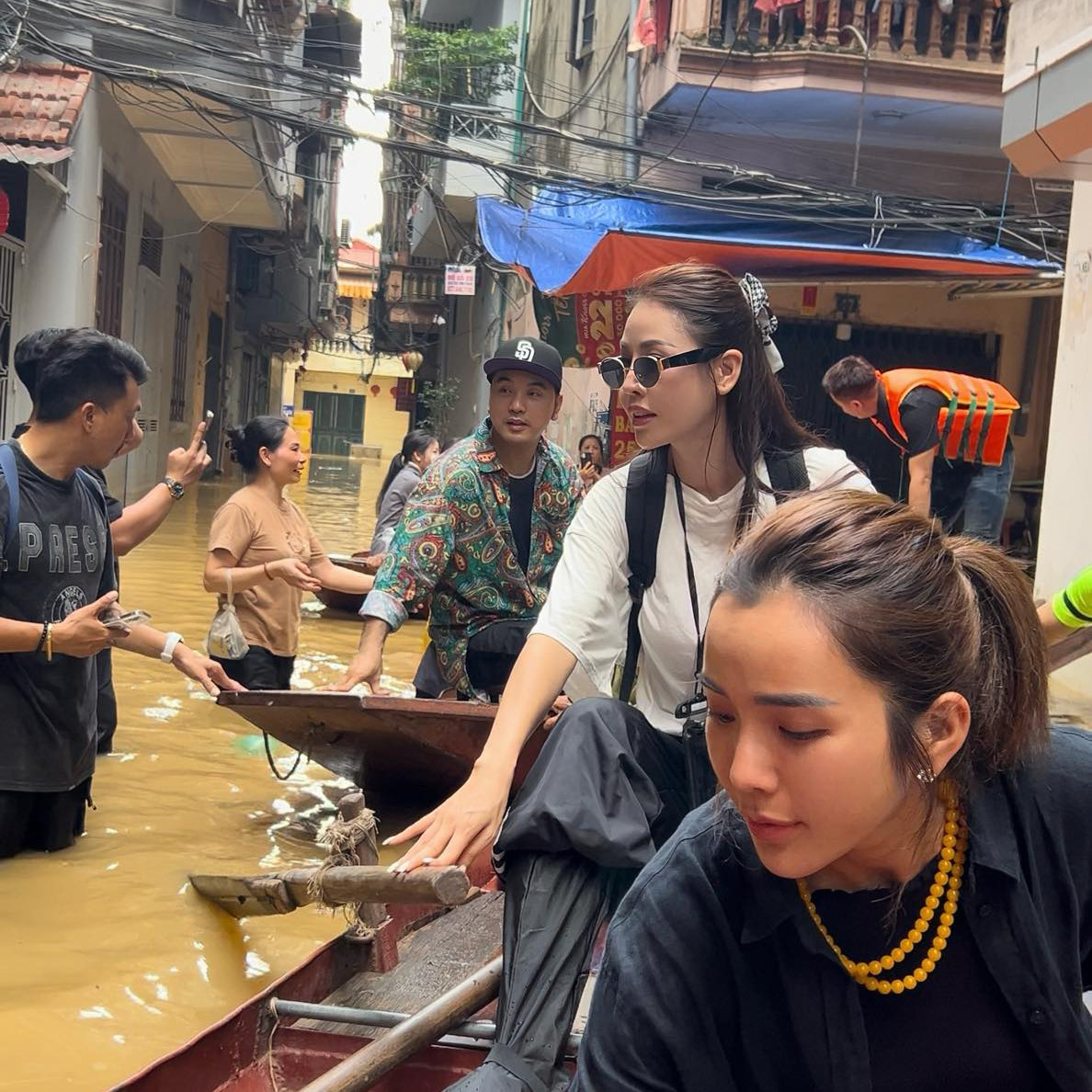 Một địa điểm nước ngập khá sâu trên đường Ưng Hoàng Phúc đi trao quà từ thiện.