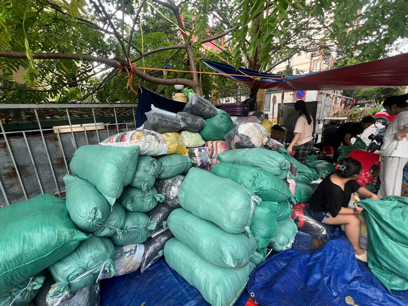 Những thùng hàng tập kết tại số 120 Hoàng Quốc Việt, Hà Nội đang chờ lên đường đến với đồng bào vùng lũ.