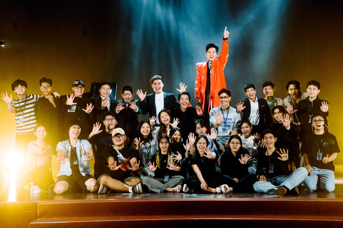 Ê-kíp đa số ở tuổi đôi mươi, người trẻ nhất sinh năm 2009.