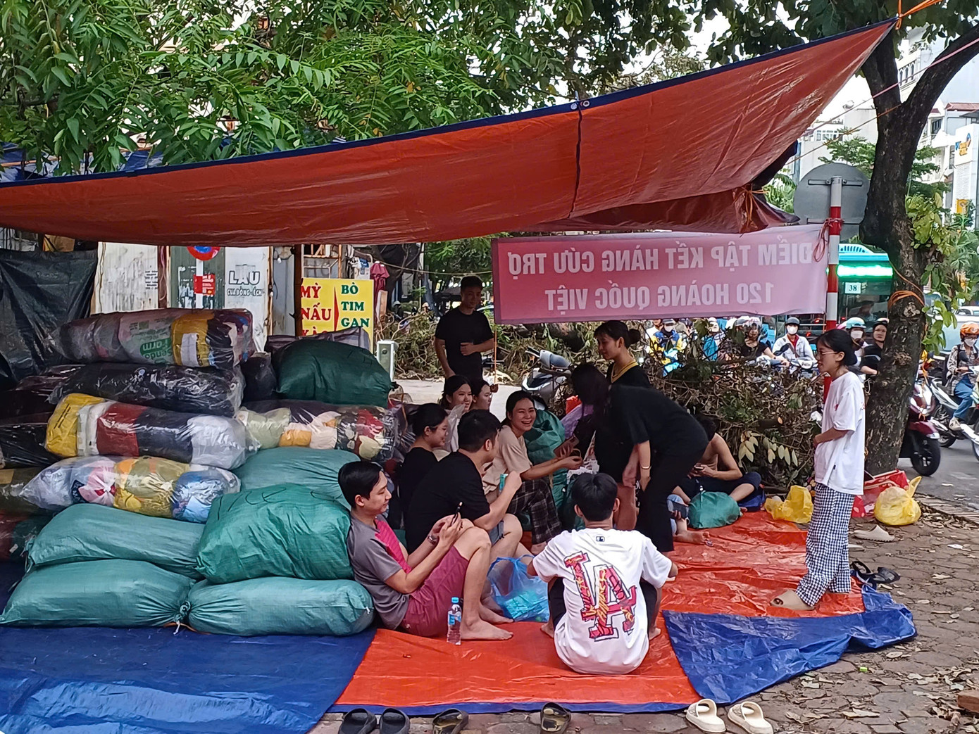Phút nghỉ ngơi sau một ngày lựa, đóng hàng của nhóm hướng dẫn viên cùng các bạn sinh viên- Ảnh: N.M.Hà
