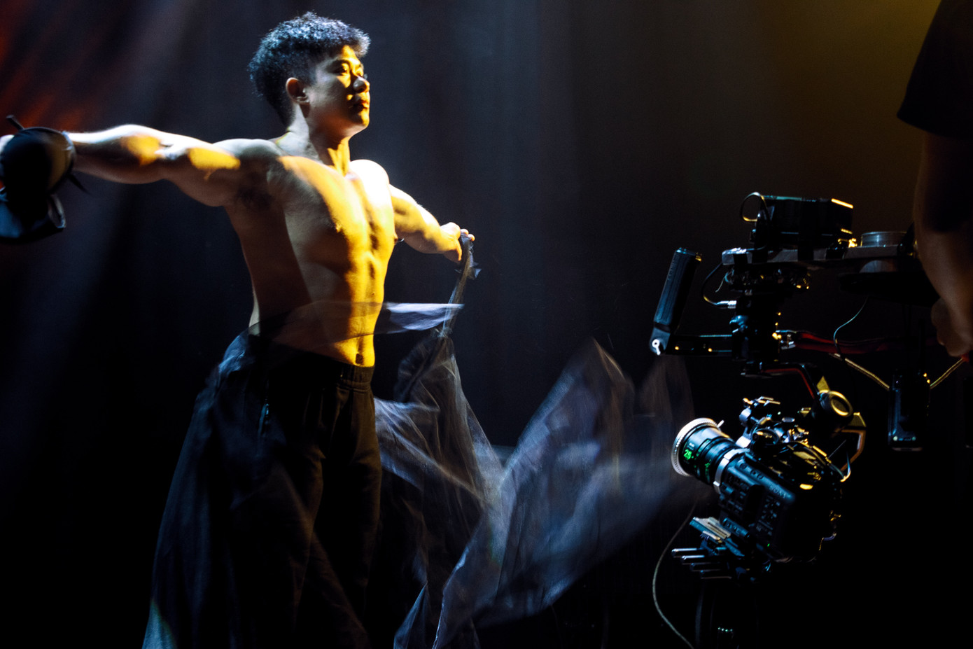 VĐV thể hình Tino Huỳnh tham gia diễn xuất trong MV Đàn ông không cần khóc. Ảnh: NVCC