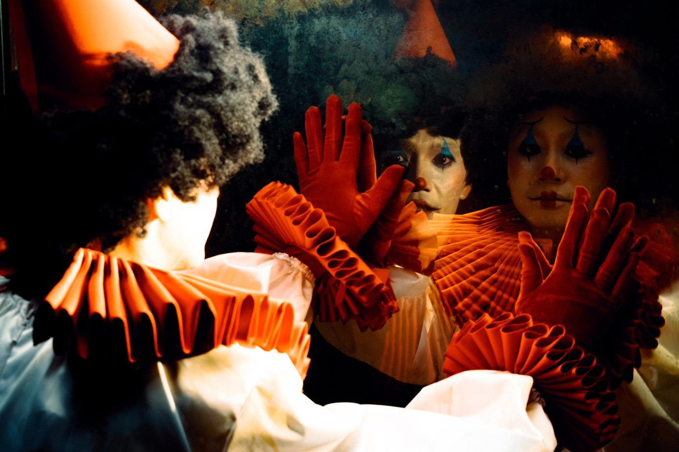 Biểu tượng chú hề thể hiện sự đa diện của nghệ sĩ.