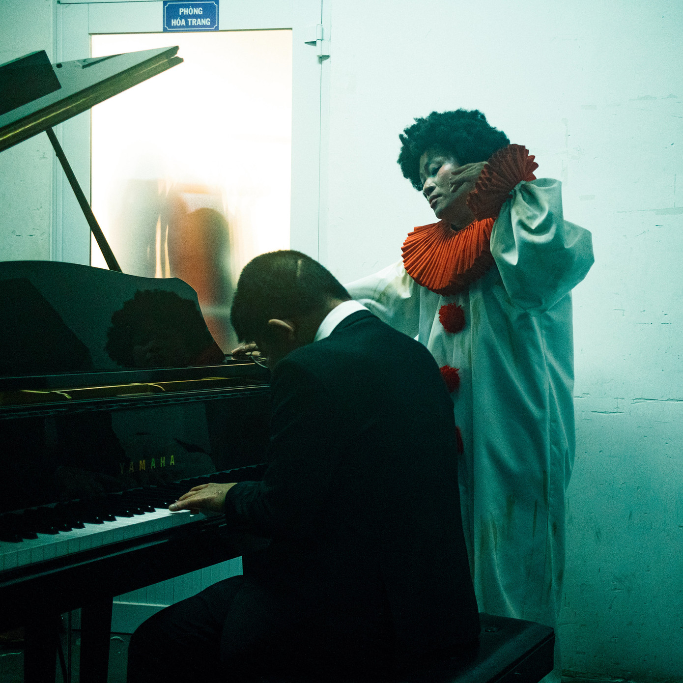 Phút ngẫu hứng ngoài giờ quay của Tùng Dương và Bôm. Ảnh: NVCC