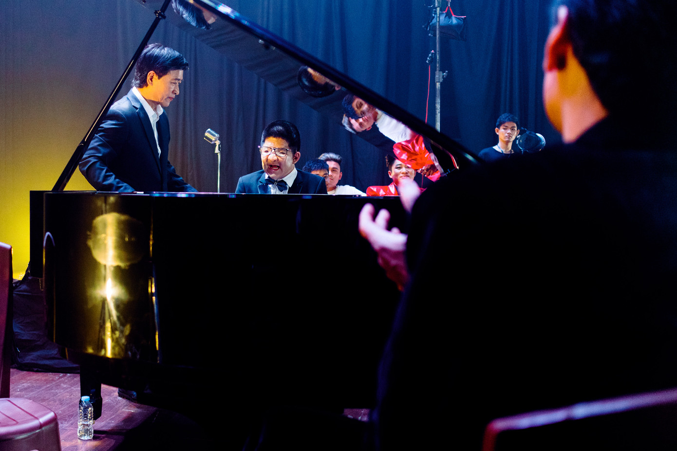 NSƯT Quốc Tuấn cảm ơn Tùng Dương vì đã cho anh những trải nghiệm xúc động... Ảnh: NVCC