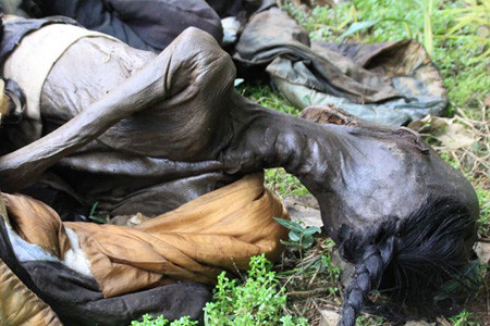 Xác ướp bị vứt chỏng chơ mặc nhiều lớp áo và là nam giới. Quan chức này được biết đã phục vụ Hoàng đế Quangxu trong năm thứ 8 của ông