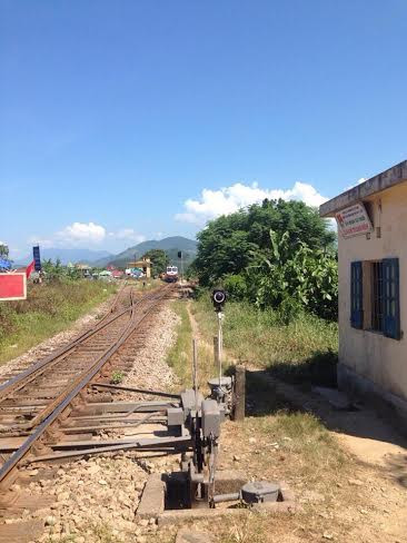 Tàu hỏa trật bánh, đường sắt Bắc – Nam tê liệt nhiều giờ ảnh 1