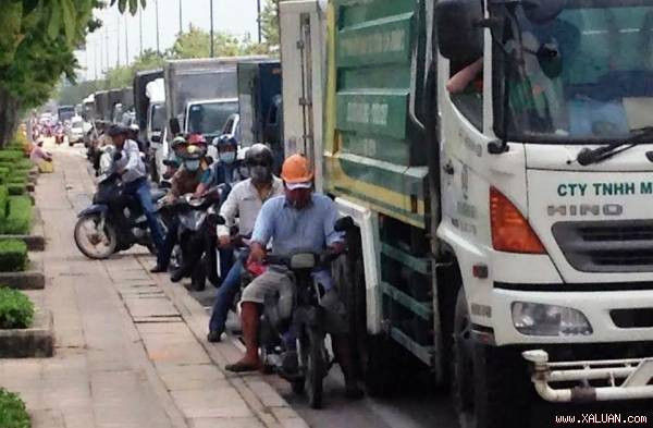 Hỗn loạn trên đại lộ hiện đại nhất Sài Gòn ảnh 1