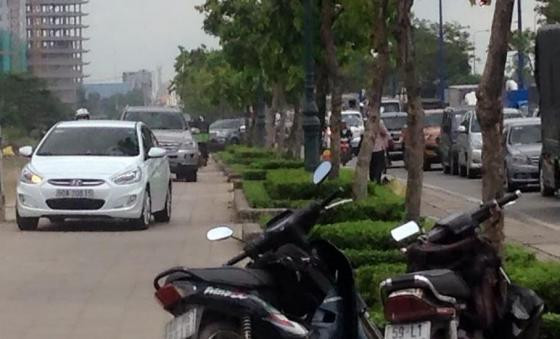 Hỗn loạn trên đại lộ hiện đại nhất Sài Gòn ảnh 3