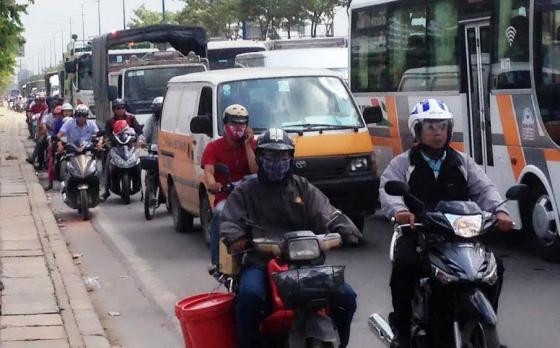 Hỗn loạn trên đại lộ hiện đại nhất Sài Gòn ảnh 4