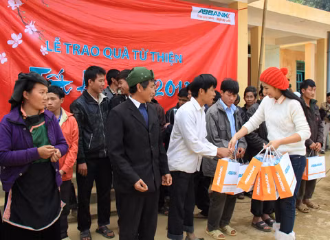 Hoa hậu Ngọc Hân trao quà cho người dân địa phương. Ảnh: Trường Phong