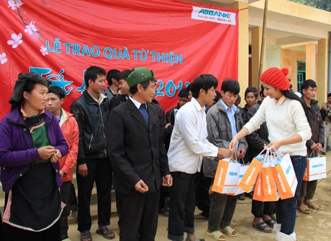 Hoa hậu Ngọc Hân trao quà cho người dân địa phương. Ảnh: Trường Phong