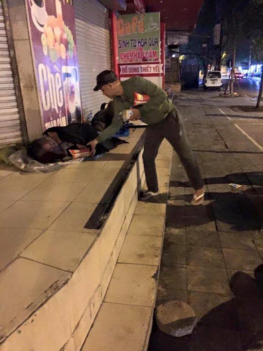 Đổi hình xăm lấy quần áo cũ để làm thiện nguyện ảnh 3