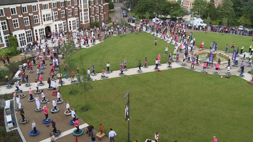 Vào tháng 7/2012, giảng viên và sinh viên từ ĐH Loughborough đã lập nên kỷ lục thế giới với việc cùng nhau nhảy trên những tấm bạt lò xo. Theo đó, đã có 302 người đã cùng tham gia nhảy cùng một lúc Bài viết: http://news.zing.vn/Nhung-ky-luc-ky-quac-cua-sinh-vien-the-gioi-post359281.html#home_cate.tinmoi Nguồn Zing News 