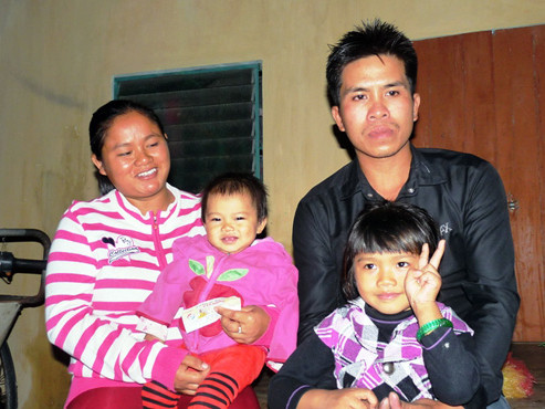 Gia đình chị Loan - anh Việt trúng giải đặc biệt trị giá 200 triệu đồng. Ảnh: H.P