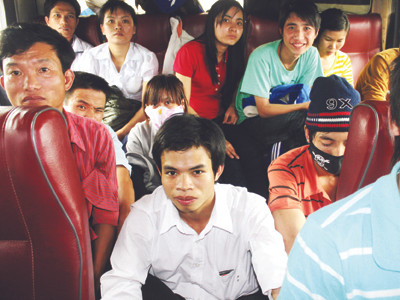 Nhồi nhét trên xe khách 38H - 8667 