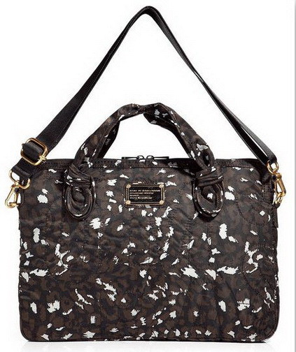 Túi đựng laptop của Marc Jacobs: 1.995.000VNĐ (http://www.stylebop.com)