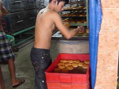 Bánh trung thu của cơ sở này được “tút” lại từ nguyên liệu rằm trung thu năm ngoái. Ảnh Cắt từ video do công an cung cấp - L.N