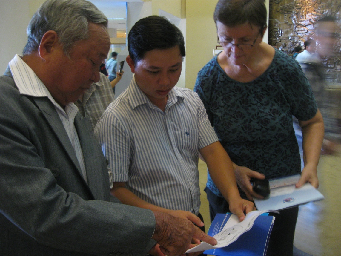 Nhân chứng Phạm Khôi giới thiệu với du khách bản phác họa sơ lược về đảo Hoàng Sa. Nhân chứng Phạm Khôi giới thiệu với du khách bản phác họa sơ lược về đảo Hoàng Sa