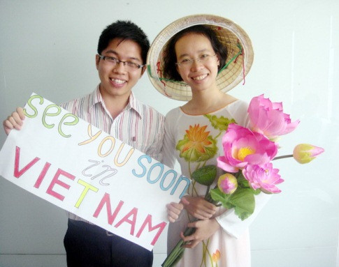 Mai Anh đã mang áo dài, nón lá, và sen Việt ra nước ngoài để giới thiệu với bạn bè các nước về văn hóa Việt