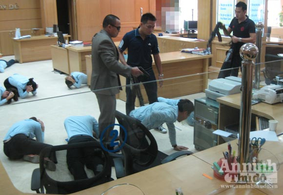 Bị bảo vệ ngăn không cho vào, chúng lập rút súng bắn thị uy, khống chế toàn bộ