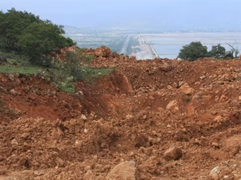 Hình ảnh núi tàu bị đào bới tìm vàng. Ảnh: Người lao động