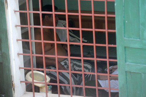 Kết quả khám bệnh ngày 15/6 cho thấy, chỉ số huyết áp của ông Vũ là 140/90, nặng 90 kg. “Ông Vũ không ăn cơm trại. Còn thức ăn đồ uống gia đình mang vào, chúng tôi không chắc ông ấy có dùng hay không. Nhưng nếu người tuyệt thực với thời gian gần 20 ngày, huyết áp chắc chắn tụt, da xanh, người yếu”, bác sĩ Nguyễn Kiều Hưng cho biết. 