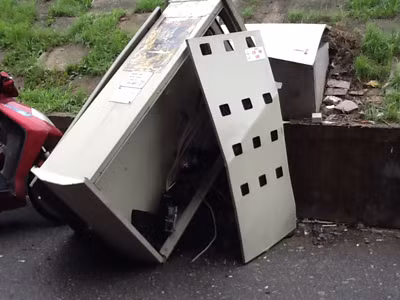 Xe đâm đổ một trạm biến áp. Xe đâm đổ