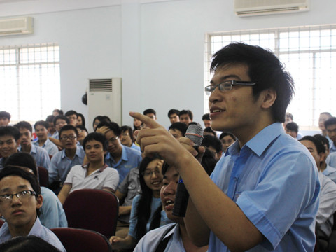 Buổi nói chuyện sôi động khi nhiều học sinh Lê Quý Đôn tham gia đặt câu hỏi, thắc mắc toán học với vị Giáo sư hàng đầu toán học Ngô Bảo Châu . Buổi nói chuyện sôi động khi nhiều học sinh Lê Quý Đôn tham gia đặt câu hỏi, thắc mắc toán học với vị Giáo sư hàng đầu toán học Ngô Bảo Châu