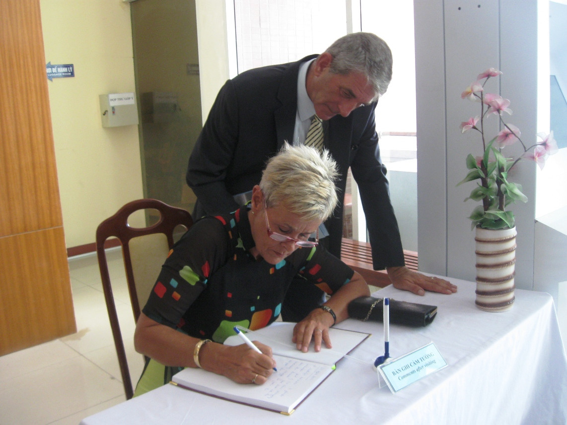 Ông Iac và bà Calole viết cảm nhận về cuộc triển lãm. Ông Iac và bà Calole viết cảm nhận về cuộc triển lãm