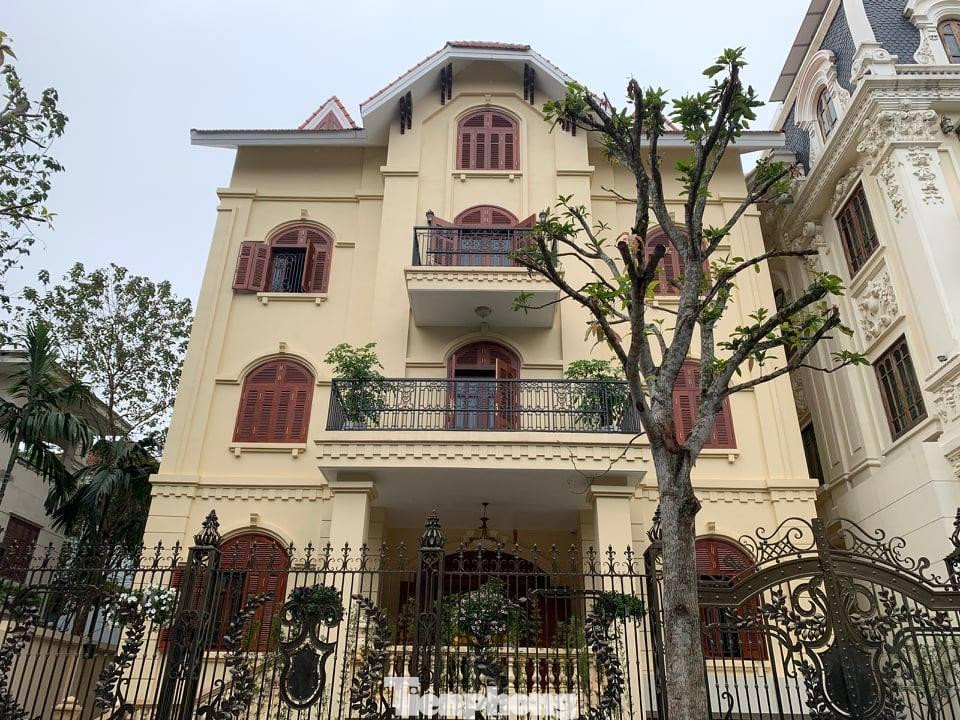 Sở Xây dựng Hà Nội cho biết, dù đã có nhiều văn bản chỉ đạo, đôn đốc của các cơ quan có thẩm quyền nhưng công trình biệt thự số 9 lô B, khu biệt thự 2,5ha (phường Yên Hòa, quận Cầu Giấy) nhiều vi phạm không được xử lý, đến nay công trình đã hoàn thiện gây khó khăn phức tạp cho việc xử lý, khắc phục hậu quả và bức xúc trong dư luận xã hội. Sở Xây dựng Hà Nội cho biết, dù đã có nhiều văn bản chỉ đạo, đôn đốc của các cơ quan có thẩm quyền nhưng công trình biệt thự số 9 lô B, khu biệt thự 2,5ha (phường Yên Hòa, quận Cầu Giấy) nhiều vi phạm không được xử lý, đến nay công trình đã hoàn thiện gây khó khăn phức tạp cho việc xử lý, khắc phục hậu quả và bức xúc trong dư luận xã hội.