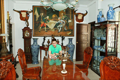 Ngôi biệt thự sang trọng nhưng không theo một phong cách nào rõ nét, mà được bài trí theo sở thích của gia chủ, thích nơi nào thì đặt nơi ấy