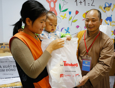 Đại đức Thích Thanh Dương – Phó ban trị sự Phật Giáo tỉnh Lào Cai trao quà cho các bệnh nhi. Ảnh: Hồng Vĩnh Hòa thượng