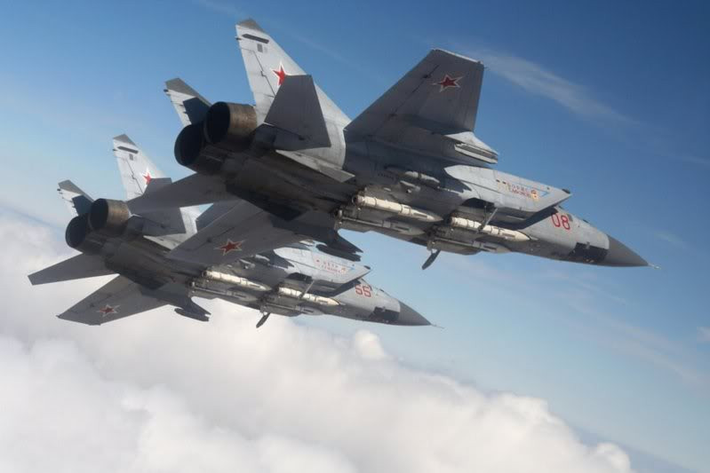 Biên đội 2 chiếc Mig-31B bay tuần phòng đối không.