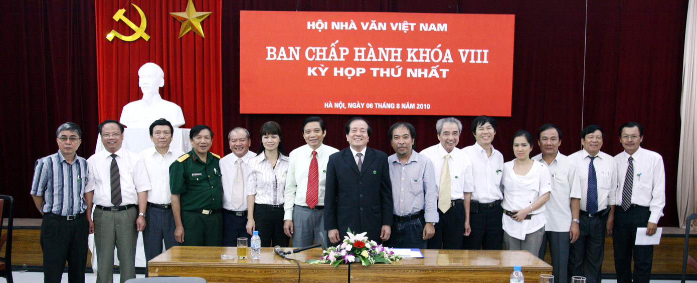 BCH Hội Nhà văn khóa 8 ra mắt Ảnh: Nguyễn Đình Toán