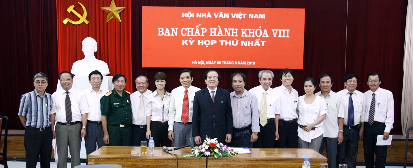 BCH Hội Nhà văn khóa 8 ra mắt Ảnh: Nguyễn Đình Toán