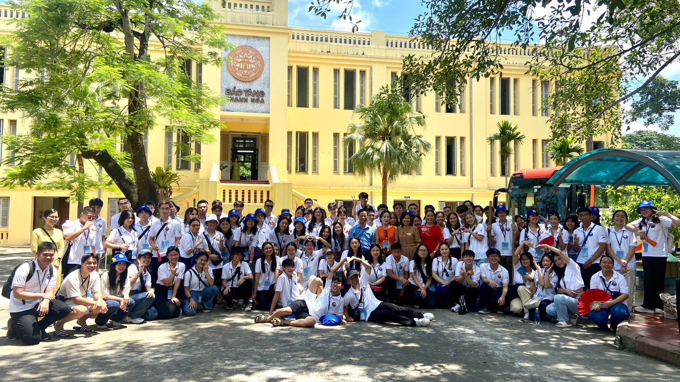 Chụp ảnh lưu niệm tại Bảo tàng Thanh Hóa.