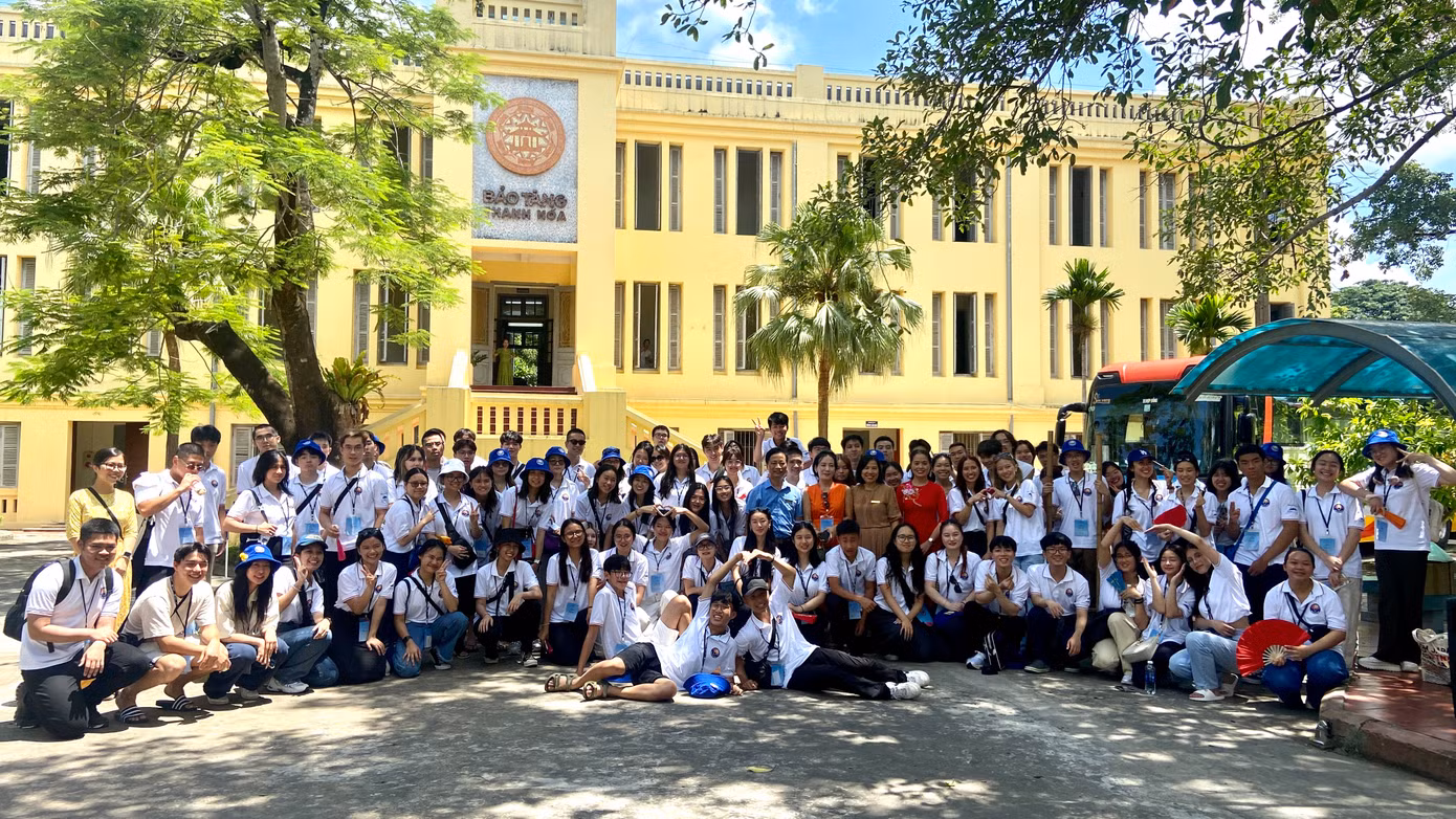 Chụp ảnh lưu niệm tại Bảo tàng Thanh Hóa. Chụp ảnh lưu niệm tại Bảo tàng Thanh Hóa.