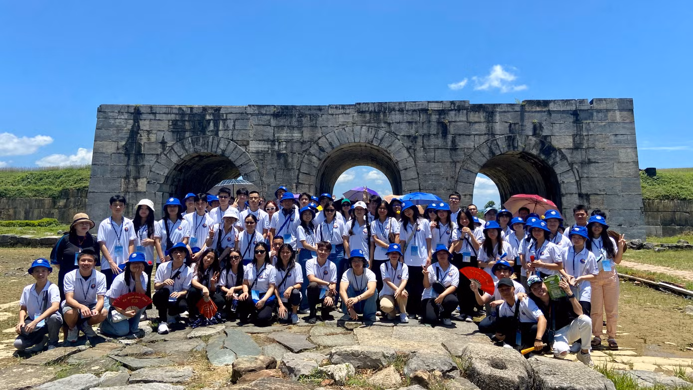 Các trại sinh Trại hè Việt Nam năm 2023 chụp ảnh lưu niệm tại Thành nhà Hồ, Thanh Hóa. Các trại sinh Trại hè Việt Nam năm 2023 chụp ảnh lưu niệm tại Thành nhà Hồ, Thanh Hóa.