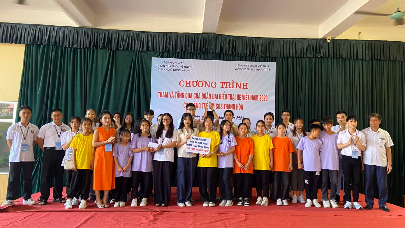 Tặng quà các em nhỏ ở Làng trẻ SOS Thanh Hóa. Tặng quà các em nhỏ ở Làng trẻ SOS Thanh Hóa.