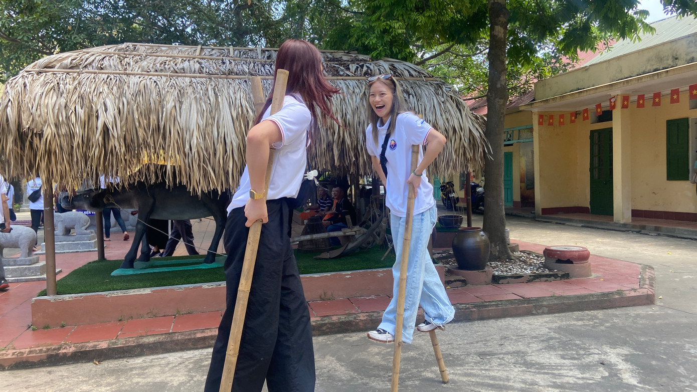 Thi xem ai đi cà kheo giỏi nhất.