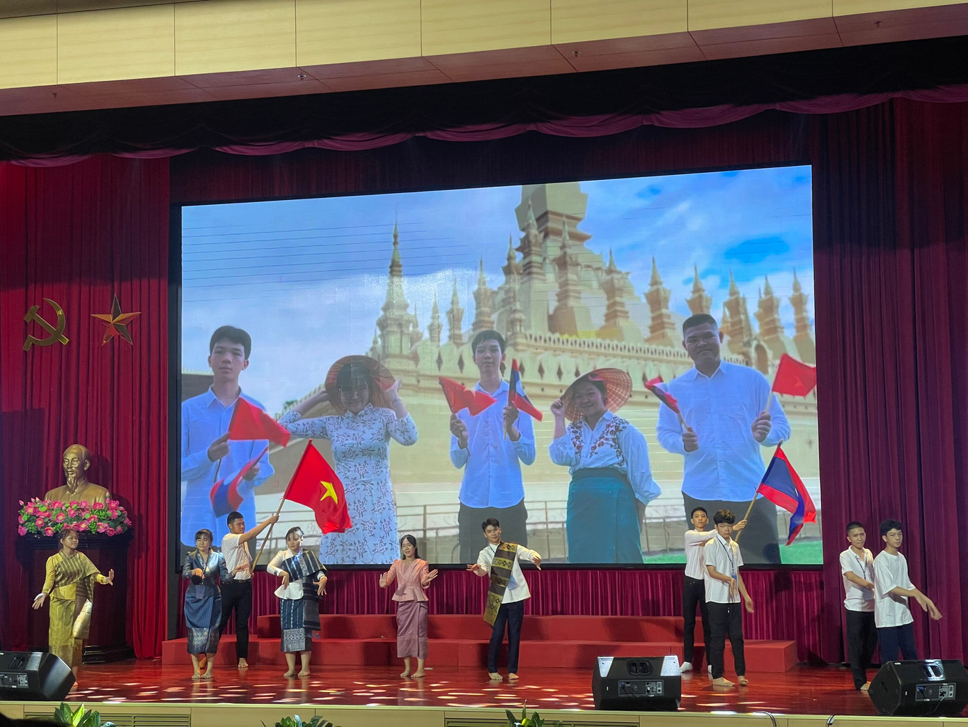 Tiết mục múa hát "Tình Việt - Lào" do các bạn trẻ Việt Nam sinh sống tại Lào biểu diễn tại Lễ Khai mạc Trại hè Việt Nam năm 2023. (Ảnh:L.A)