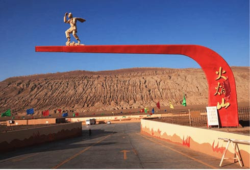 Tôn Ngộ Không với cây quạt Ba Tiêu của Bà La Sát đi dập lửa Hỏa Diệm Sơn Tôn Ngộ Không với cây quạt Ba Tiêu của Bà La Sát đi dập lửa Hỏa Diệm Sơn