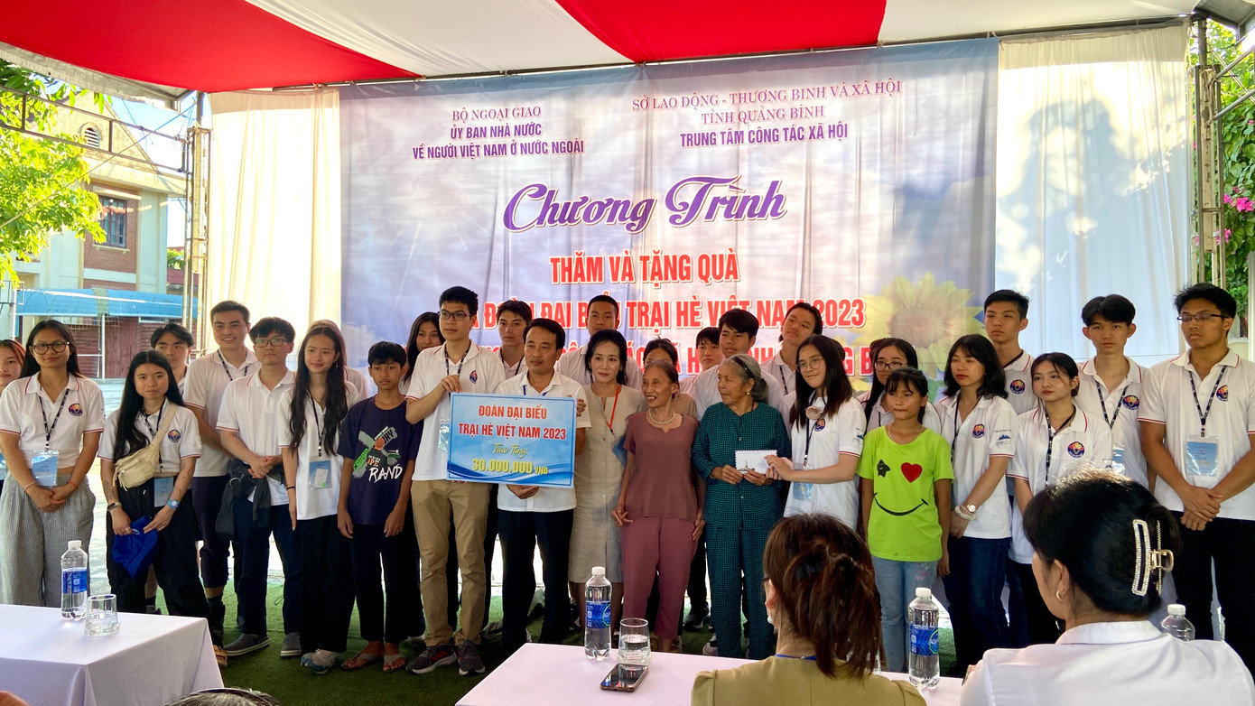 Đoàn Đại biểu Trại hè Việt Nam năm 2023 trao 30 triệu đồng tặng Trung tâm Công tác Xã hội tỉnh Quảng Bình.
