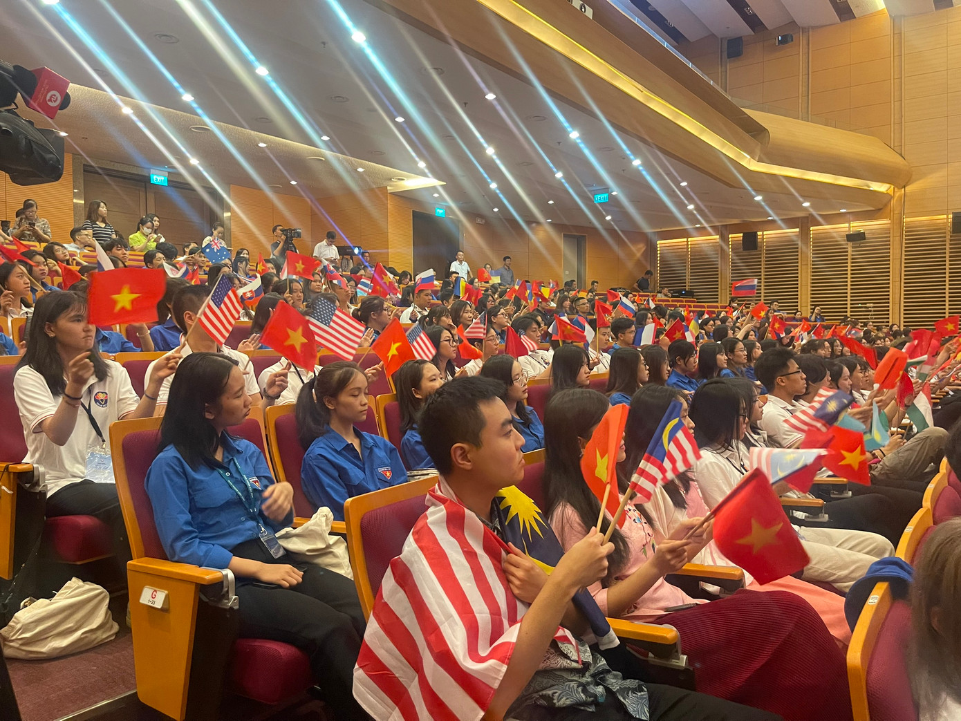 Các bạn trẻ cầm cờ Việt Nam và cờ quốc gia mình đang sinh sống. (Ảnh: L.A) Các bạn trẻ cầm cờ Việt Nam và cờ quốc gia mình đang sinh sống. (Ảnh: L.A)