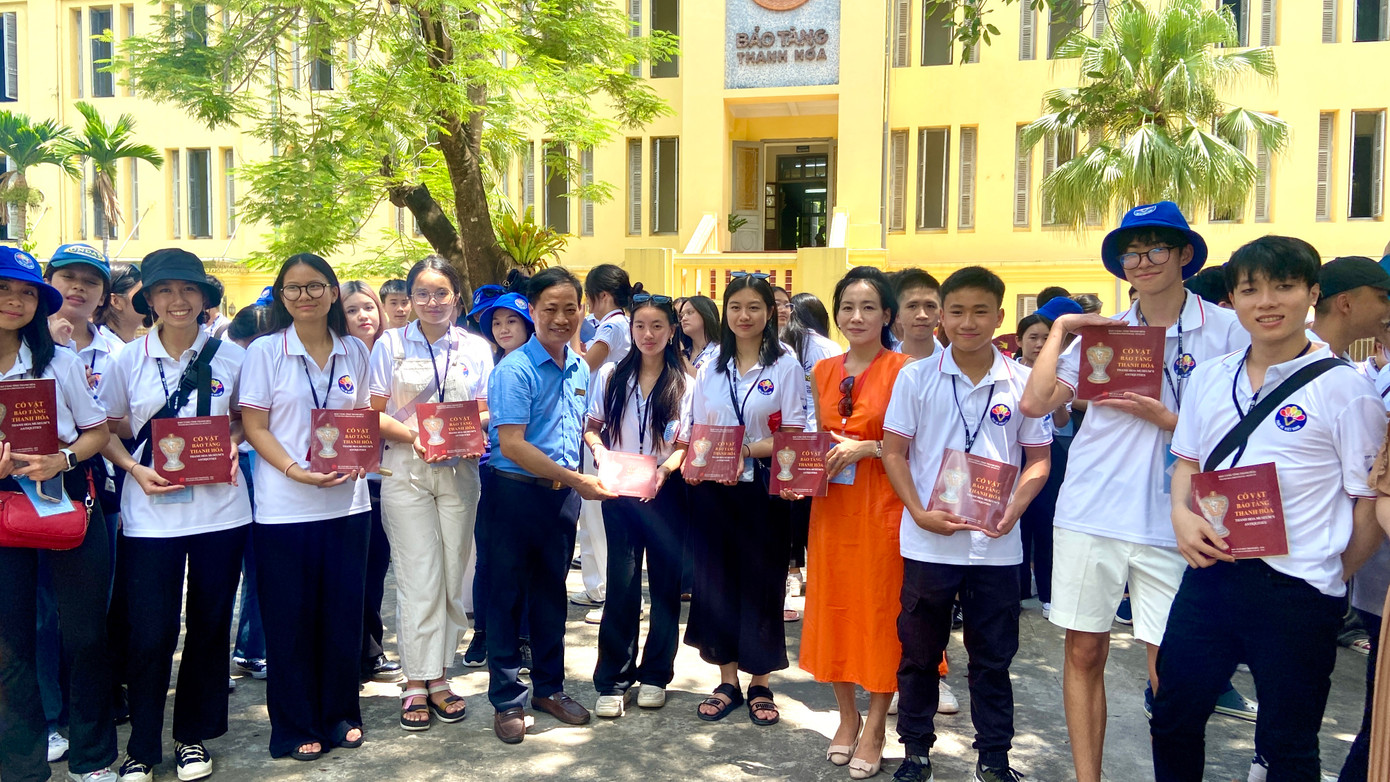 Thích thú sau khi tham quan Bảo tàng Thanh Hóa.