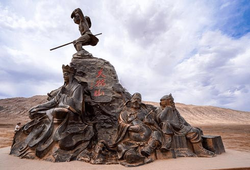 Tượng thày trò Đường Tăng và Tôn Ngộ Không ở Hỏa Diệm Sơn Tượng thày trò Đường Tăng và Tôn Ngộ Không ở Hỏa Diệm Sơn